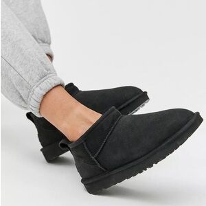 UGG Classic Ultra Mini Boots Shoes Black Suede Sheepskin Lined Cozy Women Sz 7